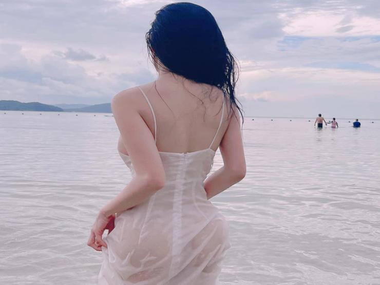 Hot girl, người đẹp Việt mặc váy lụa thay bikini đi tắm biển có ...