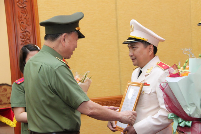 Thăng hàm Thiếu tướng đối với đồng chí Nguyễn Sỹ Quang, Phó Giám đốc Công an TPHCM - 2
