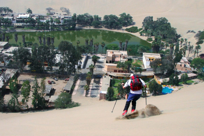 1654102634 peru ein skifahrer in den sandducc88nen der berucc88hmten oase huacachina peru urosr shutterstock 1200x800 width1200height800 Khám phá ngôi làng ốc đảo tuyệt đẹp hiện lên như cổ tích giữa lòng sa mạc Peru