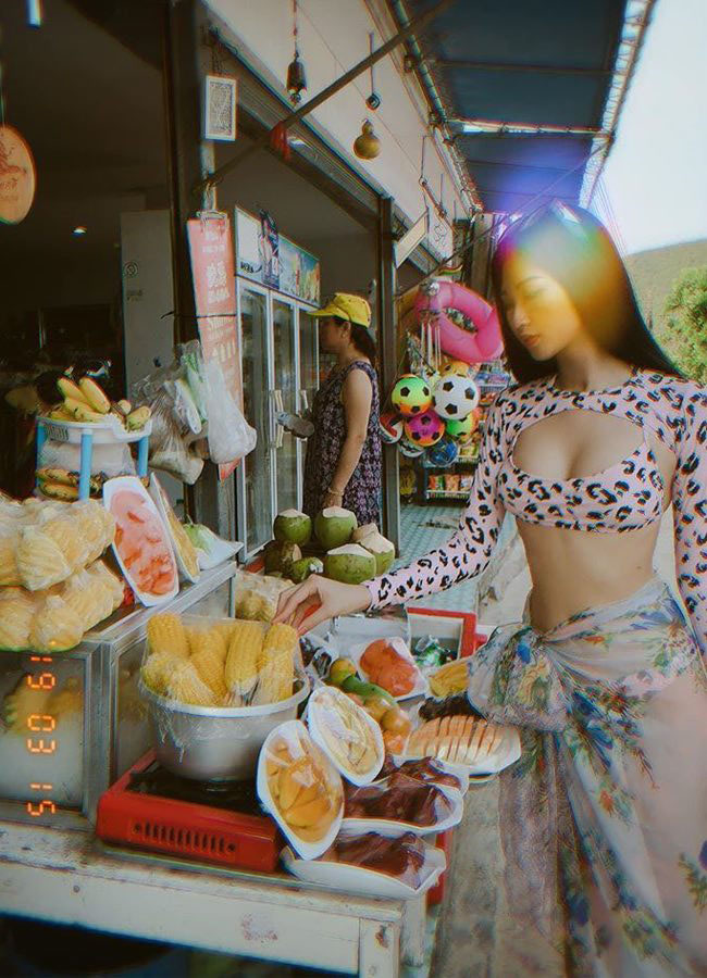 Người đẹp Phạm Anh Thư gây chú ý khi mặc bộ bikini họa tiết da báo đi mua hoa quả. Cô sử dụng thêm chiếc khăn lụa mỏng thắt ngang hông, outfit "nửa kín nửa hở" giúp Anh Thư thu hút trọn ánh nhìn người đối diện.

