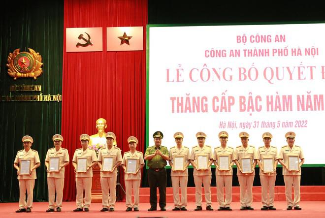 Thăng quân hàm cho 6.000 cán bộ, chiến sĩ công an Hà Nội - 1