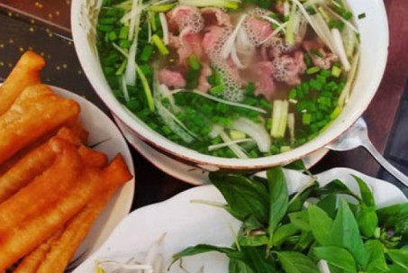 Nghệ thuật cho rau gia vị vào món phở, món rươi và cách dùng lá chanh tinh tế cho món ăn của người Hà Nội