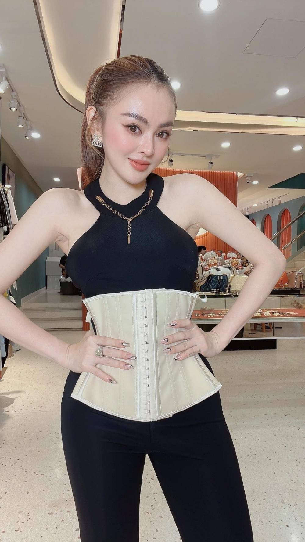 "Cô chủ shop nhiều thị phi nhất Sài thành" đặt món đồ co giãn dưới bụng để có eo thon - 3