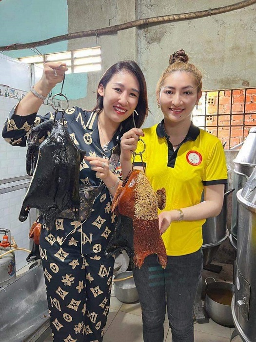Từ bỏ công việc lương nghìn đô, 8X về làm “vịt quay bóng đêm”, bán cả trăm con/ngày - 8