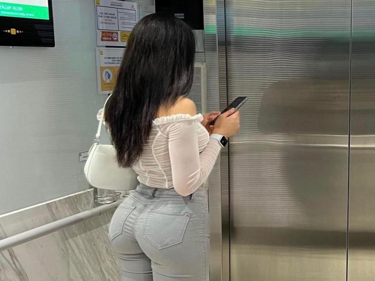 Hot gymer Phan Thiết nổi bật trong thang máy chỉ nhờ chiếc quần jean