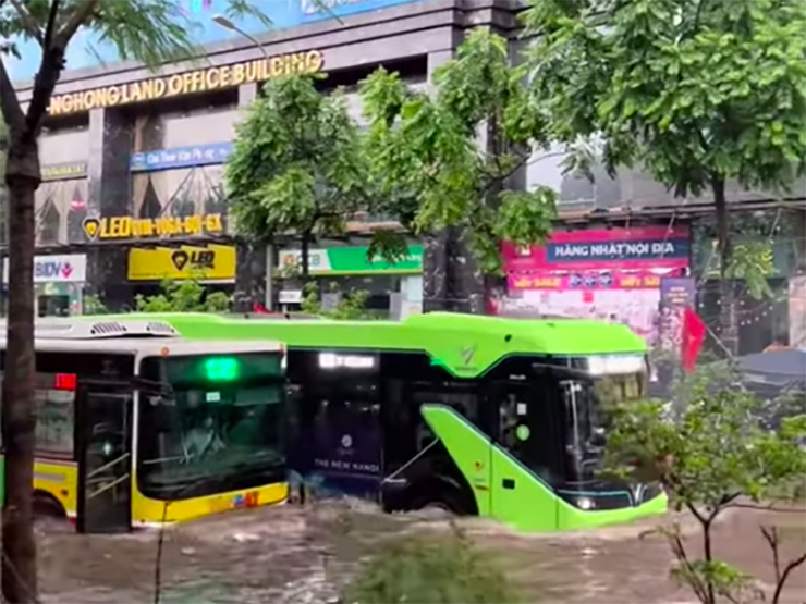 Xe buýt dầu và buýt điện VinFast đua tranh tại giải ”lội nước mở rộng”