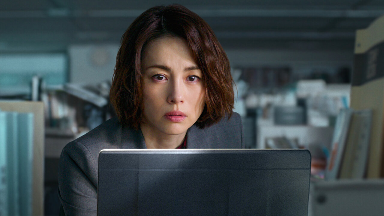 &#34;Gia tài&#34; khủng của nữ hoàng rating phim Nhật vừa hóa thân thành nữ nhà báo trên Netflix - 4