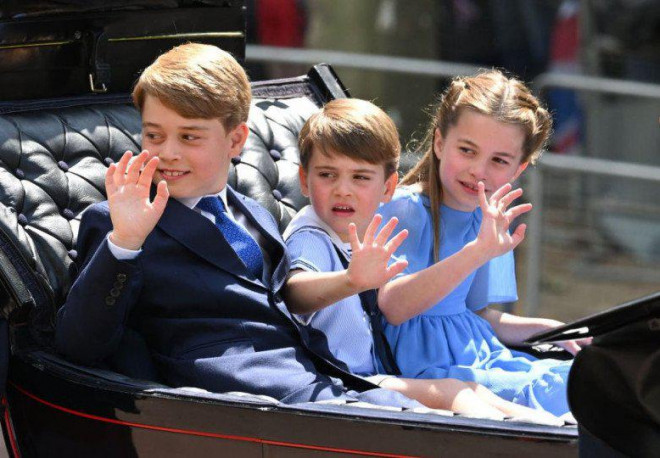 Hoàng tử bé Louis bịt tai nhăn mặt tại đại lễ của bà cố và cách giáo dục của Công nương Kate - 1