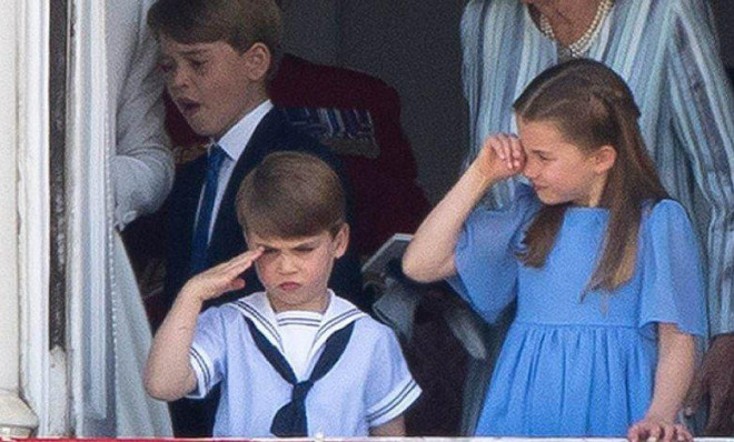 Hoàng tử bé Louis bịt tai nhăn mặt tại đại lễ của bà cố và cách giáo dục của Công nương Kate - 4