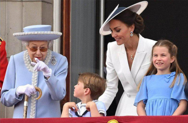 Hoàng tử bé Louis bịt tai nhăn mặt tại đại lễ của bà cố và cách giáo dục của Công nương Kate - 9