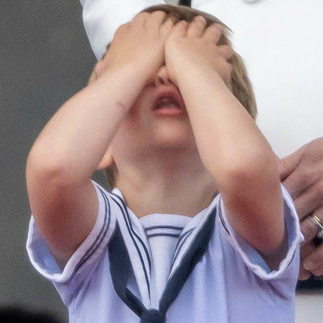 Hoàng tử bé Louis bịt tai nhăn mặt tại đại lễ của bà cố và cách giáo dục của Công nương Kate - 5