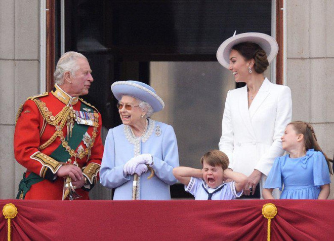 Hoàng tử bé Louis bịt tai nhăn mặt tại đại lễ của bà cố và cách giáo dục của Công nương Kate - 7