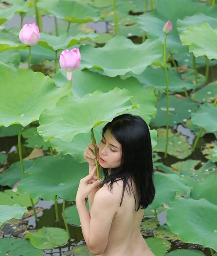 Cách đây không lâu, bộ ảnh nude trong đầm sen của diễn viên Thu Hương được lan tỏa khắp các trang mạng xã hội, gây tranh cãi gay gắt.
