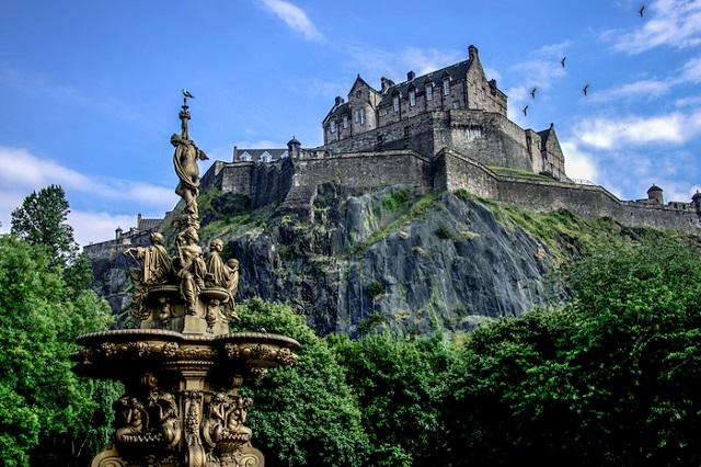 edinburgh castle 1 1654230369 396 width640height426 7 lâu đài cổ kính đẹp nhất tại Vương quốc Anh