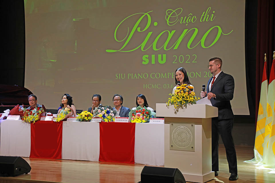 MC Hoàng Oanh đắt show, nhan sắc thăng hạng sau ly hôn chồng Tây - 1