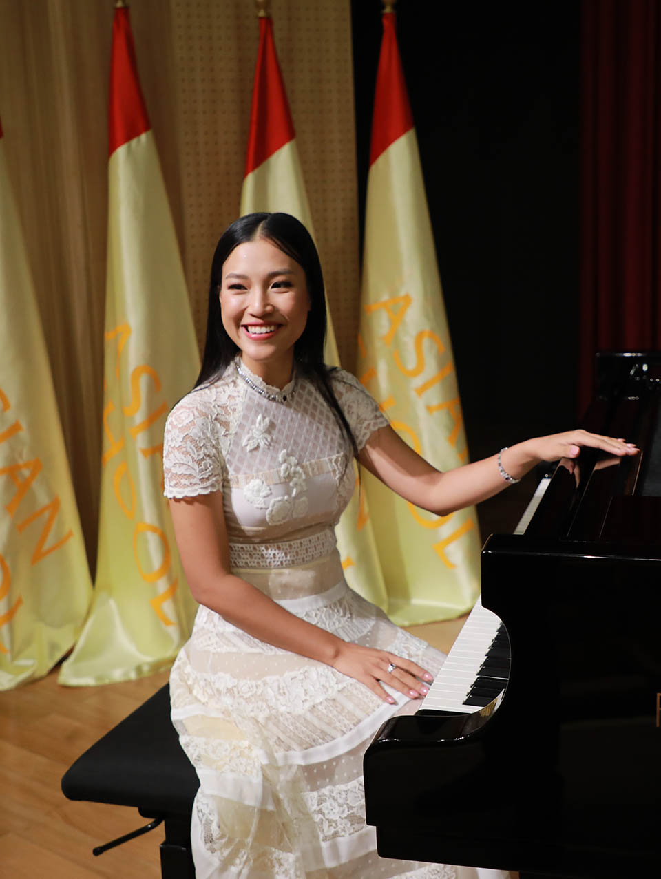 MC Hoàng Oanh đắt show, nhan sắc thăng hạng sau ly hôn chồng Tây - 3