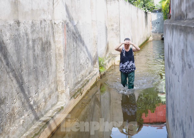 Một tuần sau mưa, người Hà Nội vẫn phải bắc &#39;cầu khỉ&#39; vượt nước ngập - 1