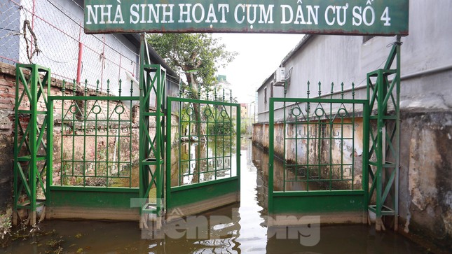 Một tuần sau mưa, người Hà Nội vẫn phải bắc &#39;cầu khỉ&#39; vượt nước ngập - 9