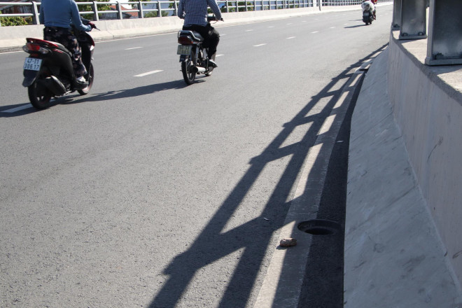 Hàng loạt nắp chắn rác trên cầu vượt Nguyễn Hữu Cảnh biến mất - 7
