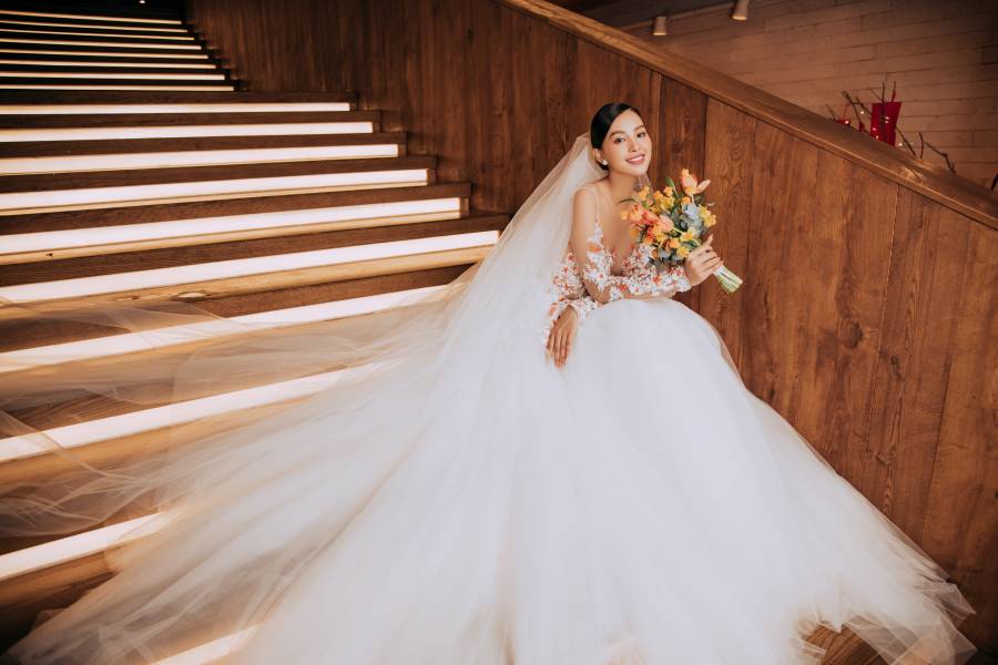 Hoa hậu Tiểu Vy hóa cô dâu xinh đẹp khi diện váy cưới - 1