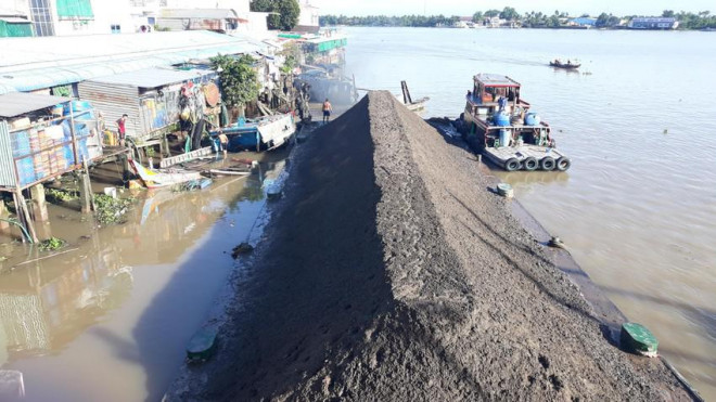 Mất lái, sà lan tông trực diện 2 ghe cá trên sông Tiền - 1