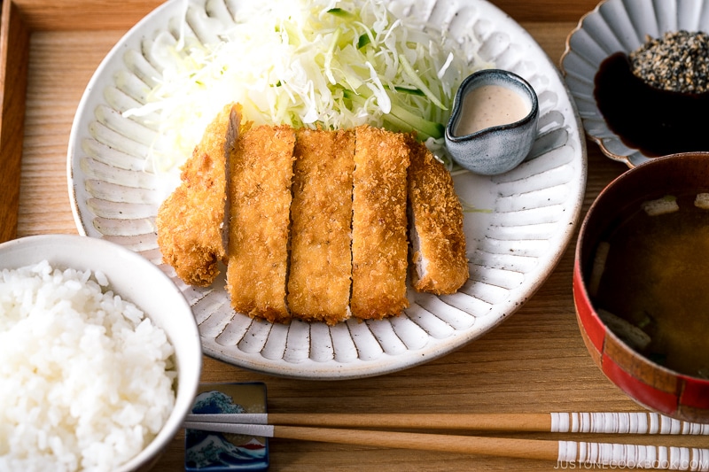 この料理は、天皇が日本で消費することを奨励して、西洋化の時期に早くも登場しました-4