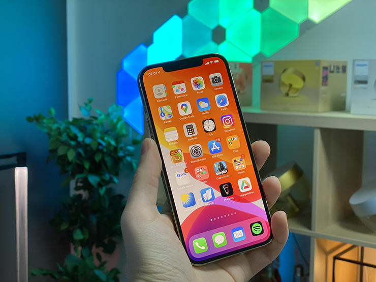 Ngang giá, iPhone 12 Pro Max hay Oppo Find X5 Pro đáng móc hầu bao hơn? - 3
