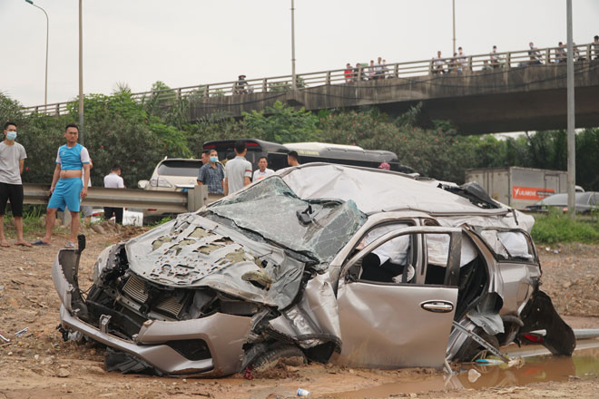 Vụ ô tô Fortuner văng khỏi đại lộ Thăng Long: Tài xế xe Lexus ra trình diện - 2