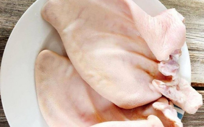Luộc tai lợn xong hay bị thâm xỉn, nhớ cho thêm thứ này tai trắng tinh lại giòn - 1