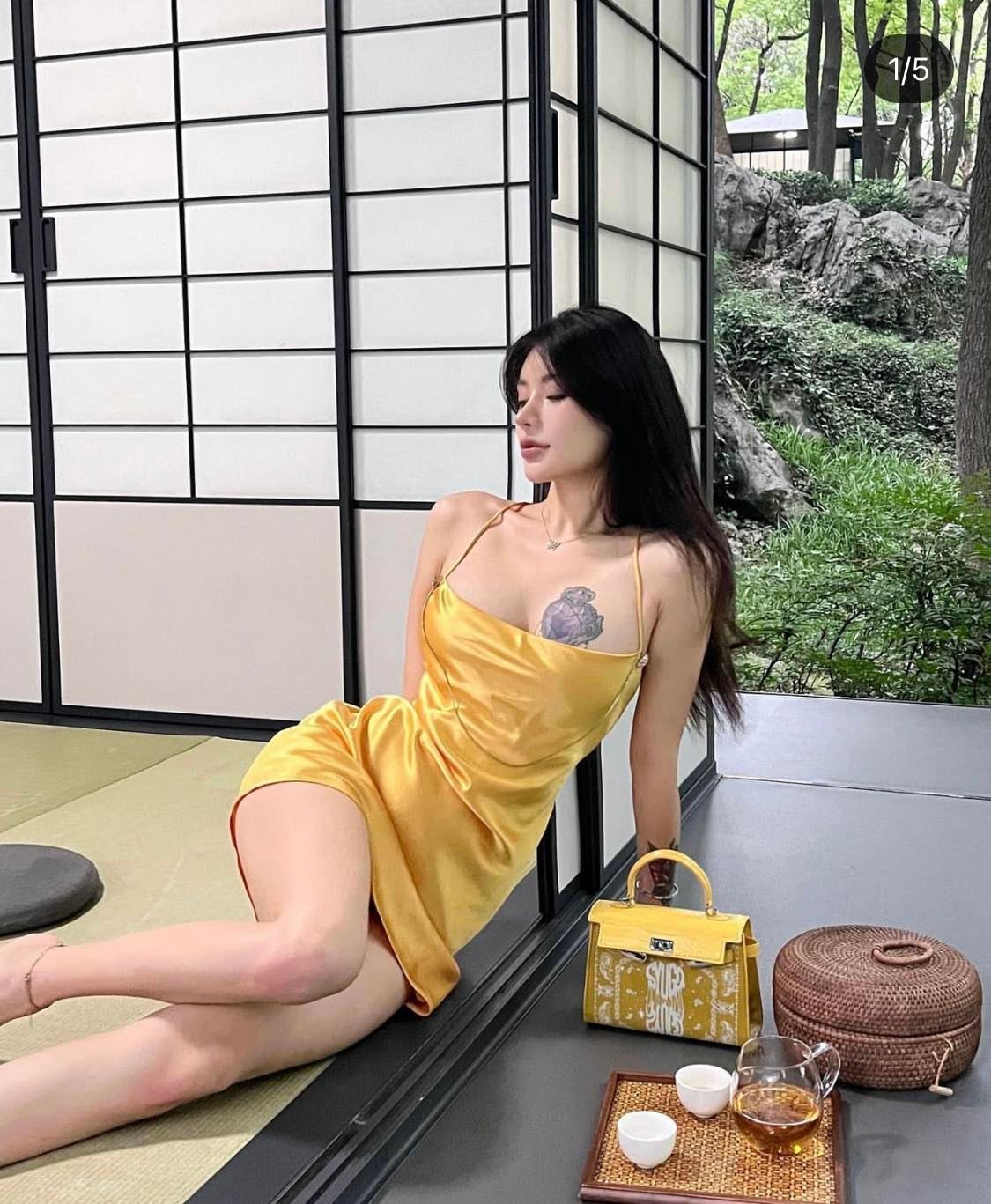 Mặc váy "phòng the" vào quán trà, hot girl khoe trọn hình xăm trên thềm ngực đầy - 1