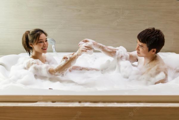 "Yêu" trong bồn tắm liệu có gây hệ lụy gì? Lời đáp của chuyên gia khiến nhiều người ngỡ ngàng - 1