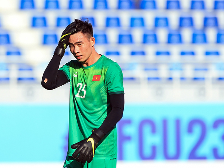 U23 Việt Nam thắng dễ Malaysia: Văn Chuẩn quá nhàn, lên giữa sân chơi bóng