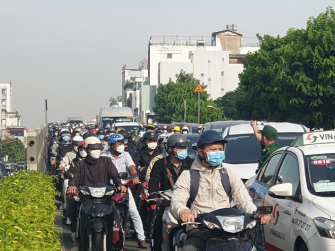 Cô gái đi xe máy va chạm với ô tô BMW, cửa ngõ Tân Sơn Nhất ùn ứ kéo dài - 3