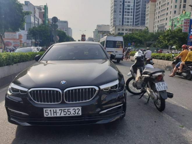 Cô gái đi xe máy va chạm với ô tô BMW, cửa ngõ Tân Sơn Nhất ùn ứ kéo dài - 1