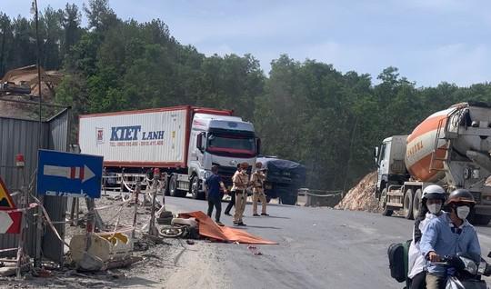 Tông chết người giữa ban ngày, tài xế đốt vàng mã và bỏ trốn - 1