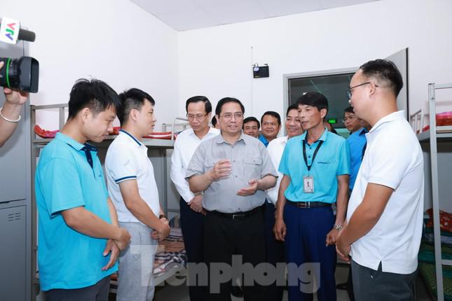 Hình ảnh Thủ tướng đến phòng trọ thăm hỏi, động viên công nhân - 7