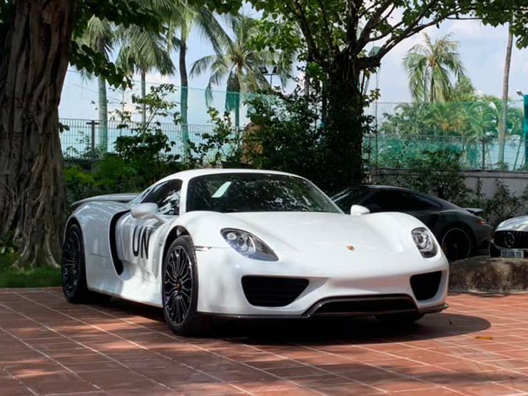 Ông chủ Coffee Trung Nguyên tậu siêu xe Porsche 918 Spyder màu trắng độc nhất Việt Nam