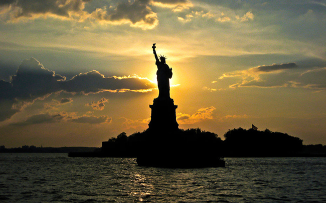Bartholdi, nhà điêu khắc thiết kế tượng Nữ thần Tự do đã gặp rất nhiều khó khăn trong việc huy động đủ tiền cho bức tượng của mình, và đã cử đại diện trên khắp nước Mỹ để cố gắng nhận được hỗ trợ tài chính ở cấp tiểu bang. 
