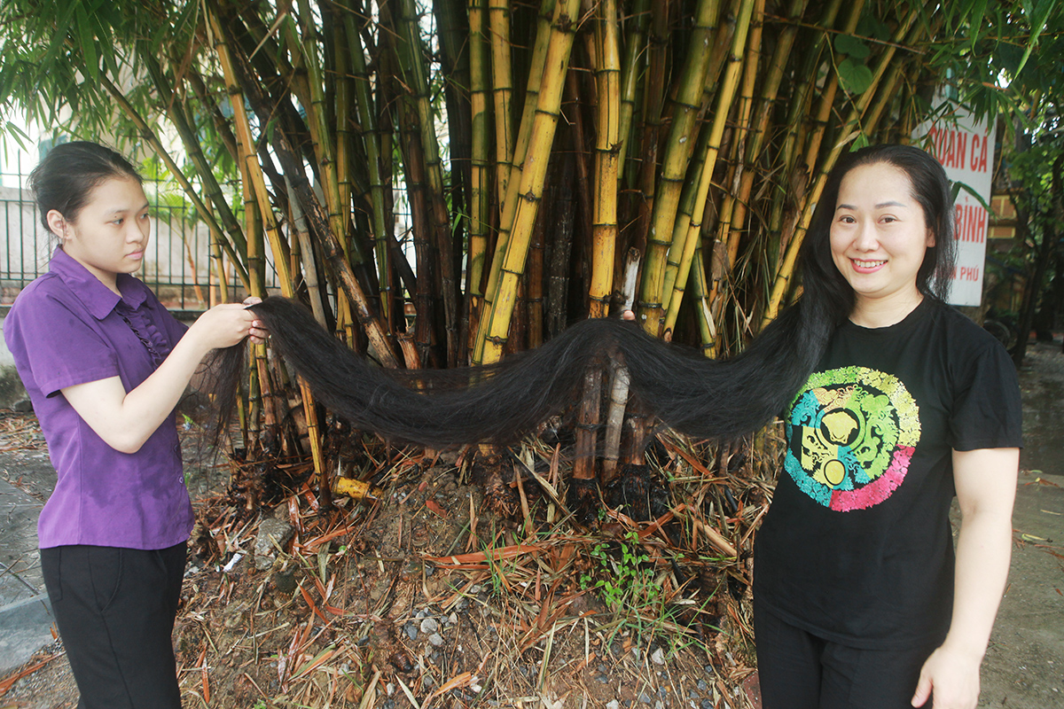 Người phụ nữ lập kỷ lục với mái tóc dài và thẳng nhất Việt Nam