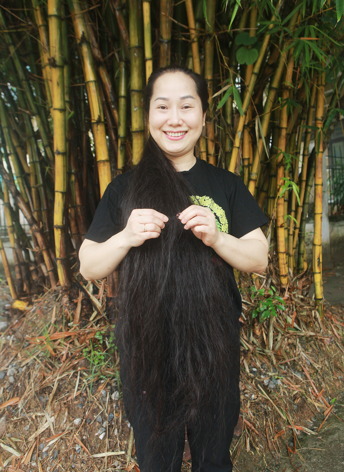 Người phụ nữ lập kỷ lục với mái tóc dài và thẳng nhất Việt Nam