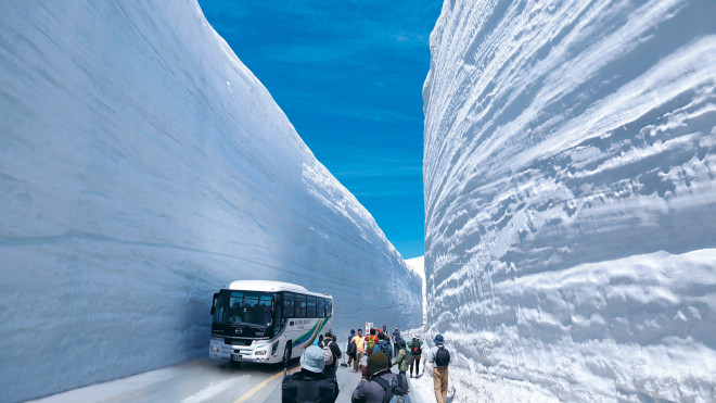 Cung đường chạy quanh núi, tuyết trắng xóa chất cao 17 mét ở Nhật Bản - 3