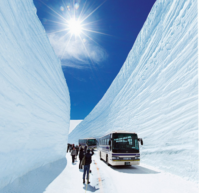 Cung đường chạy quanh núi, tuyết trắng xóa chất cao 17 mét ở Nhật Bản - 4