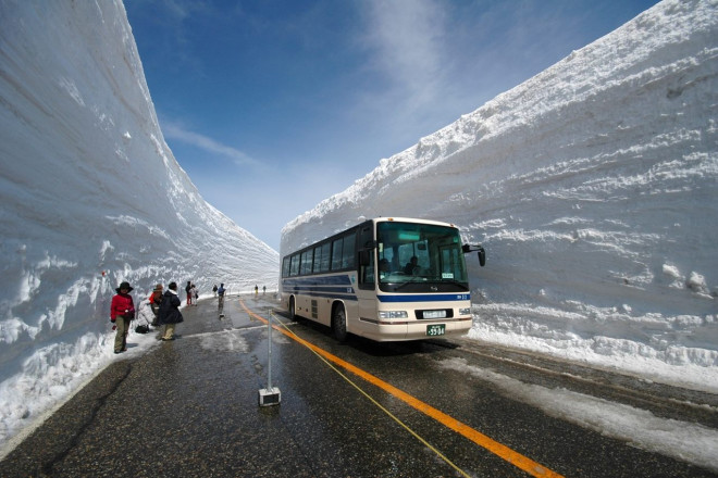 Cung đường chạy quanh núi, tuyết trắng xóa chất cao 17 mét ở Nhật Bản - 5