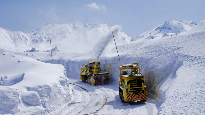 Cung đường chạy quanh núi, tuyết trắng xóa chất cao 17 mét ở Nhật Bản - 10