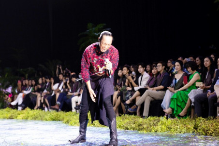 Phạm Anh Khoa khiến khán giả vỗ tay không ngớt khi tái xuất sân khấu