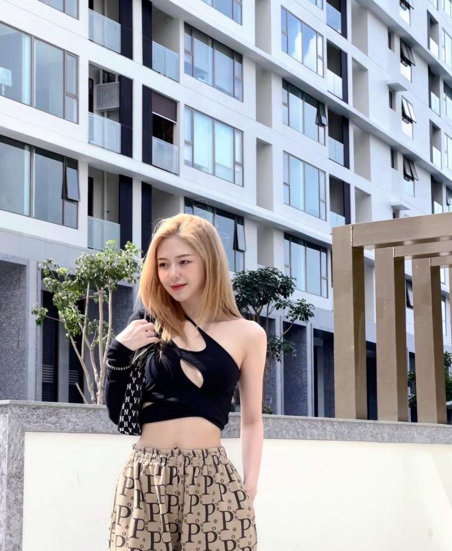 Bạn gái cũ Trịnh Thăng Bình chuộng mốt áo ngắn khoe eo thon từ nhà ra phố - 1