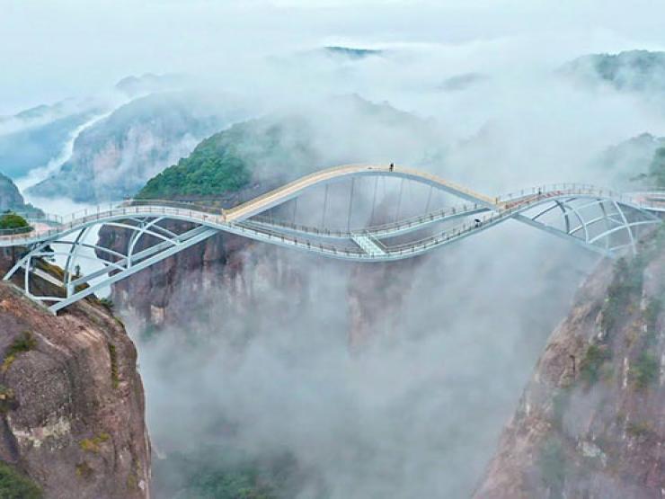 Du lịch - Cây cầu uốn lượn như sóng nước giữa núi rừng, cứ ngỡ là sản phẩm của photoshop