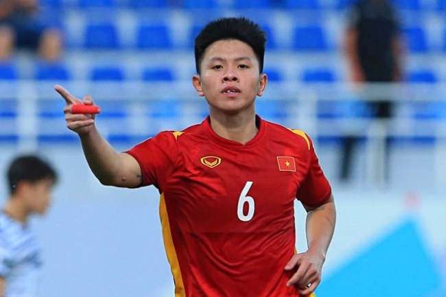 Kể từ sau SEA Games 31 và giải U23 Châu Á 2022, Vũ Tiến Long trở thành cái tên nhận được nhiều quan tâm của người hâm mộ khi nhiều lần sút 'tung lưới' đối phương mang lại chiến thắng cho đội nhà. 
