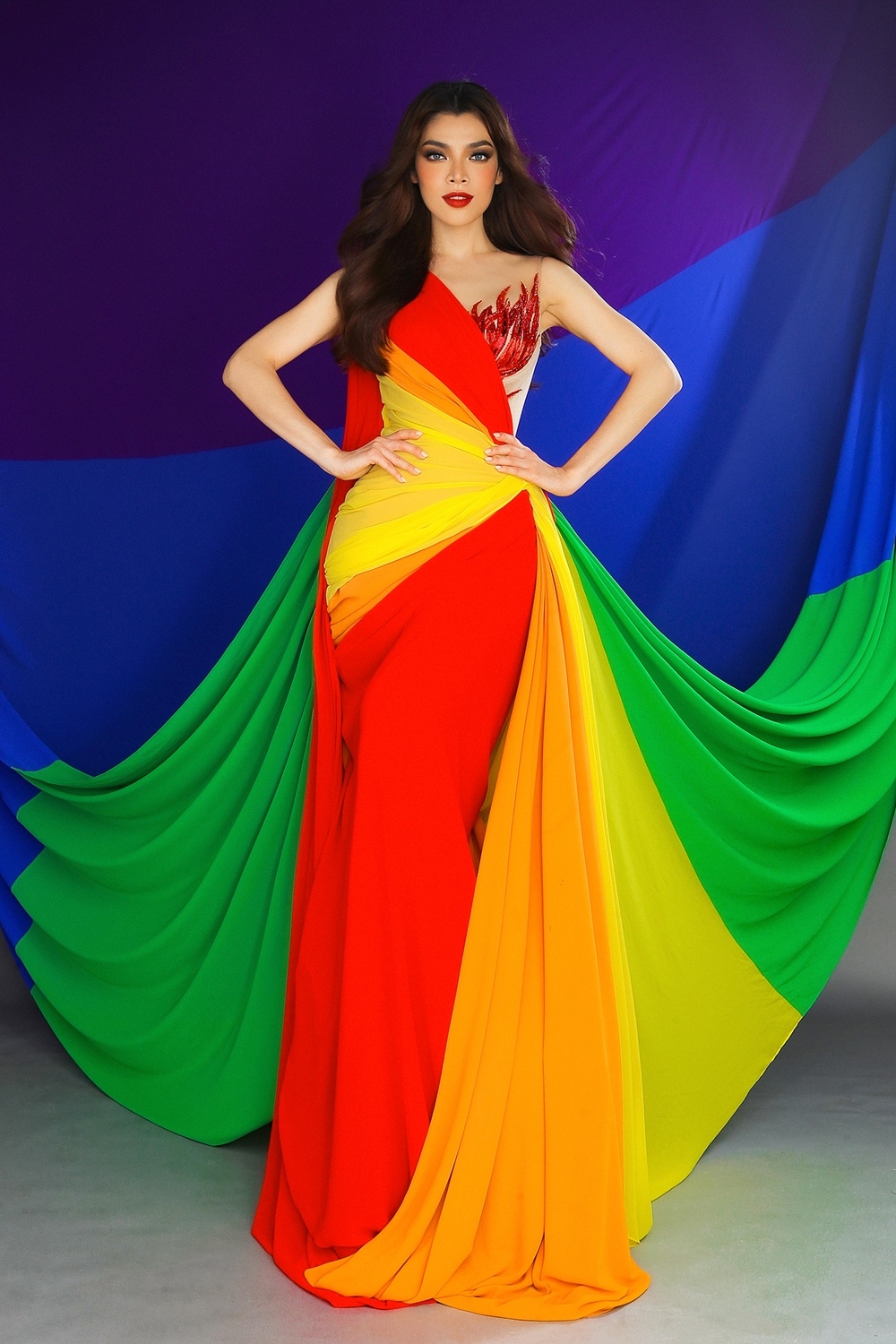 Chung Thanh Phong sáng tạo váy cho Trân Đài từ lá cờ cầu vồng lục sắc - 1