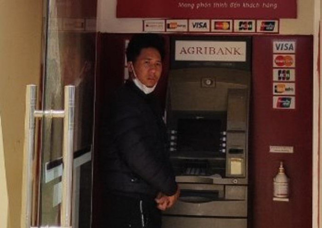 Dùng dao khống chế người phụ nữ, cướp tiền tại trụ ATM - 1